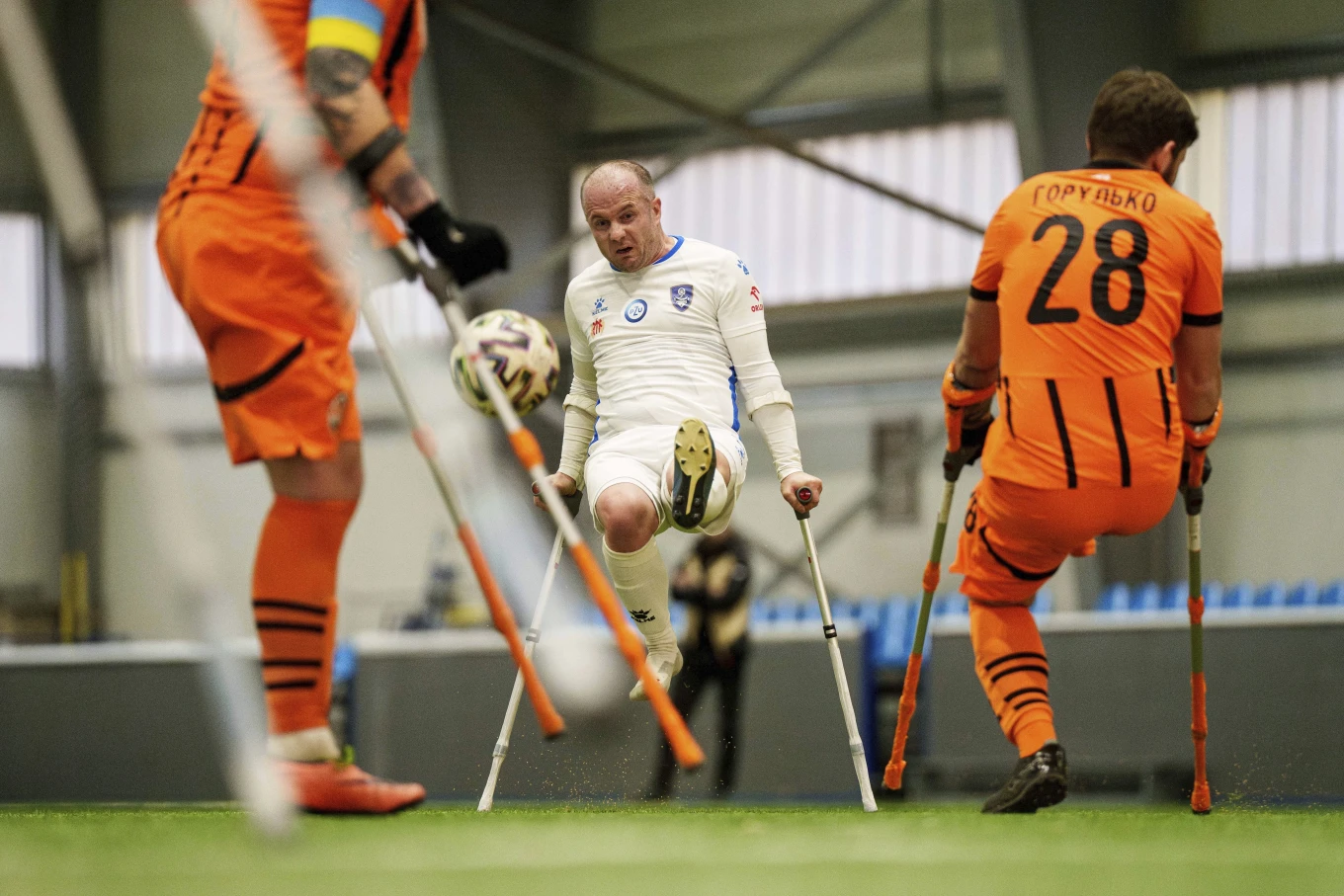 Футболісти «Шахтар Сталеви» та ФК «Покрова-2» грають під час першого в Україні футбольного турніру для поранених у війні з ампутаціями кінцівок у Києві, Україна, 11 січня 2025 року.